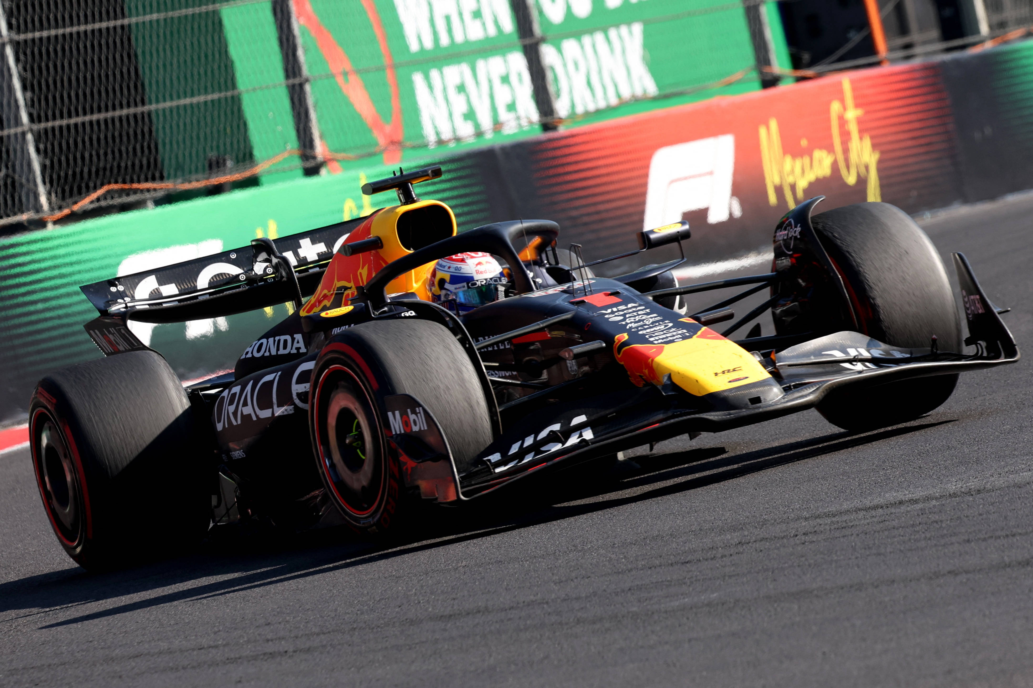 红牛车队横扫雷诺车队，诺里斯关键制胜